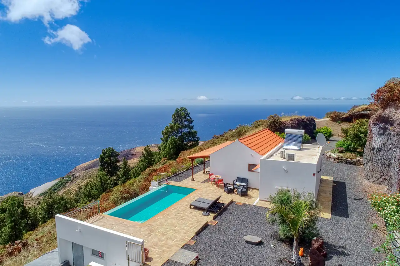 Villa Atardecer – Vista aérea en ubicación aislada con vistas al mar en La Palma