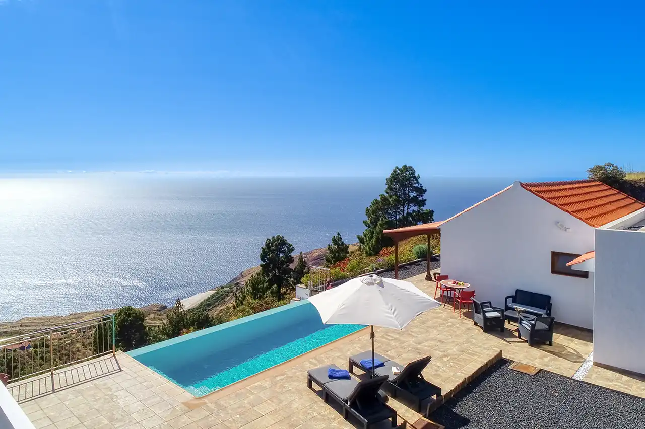 Villa Atardecer – Casa vacacional en Puntagorda, La Palma con piscina infinita y vistas al mar