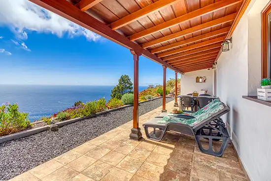 Villa Atardecer – Terraza con tumbonas y vistas al Atlántico