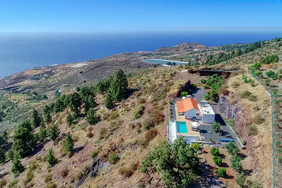 Villa Atardecer – Imagen aérea en ubicación aislada con vistas al mar