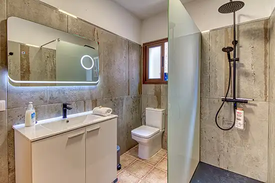 Villa Atardecer – Baño en suite con ducha a ras de suelo