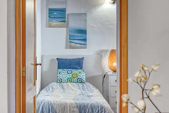 Villa Atardecer – Cama individual con iluminación ambiental