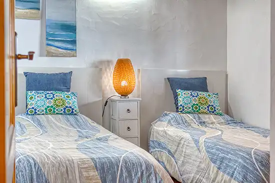 Villa Atardecer – Segundo dormitorio con dos camas individuales