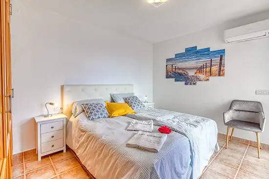 Villa Atardecer – Dormitorio principal con cama doble y terraza