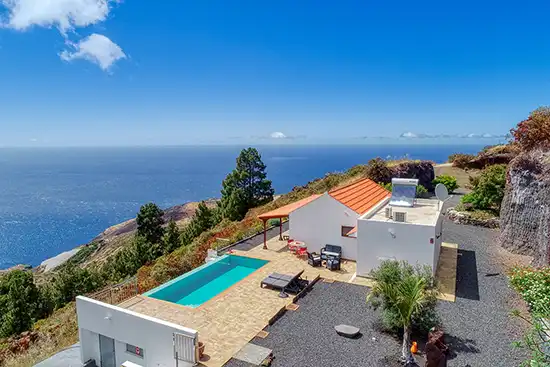 Villa Atardecer – Vista lateral con piscina y entorno