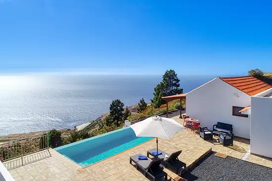 Villa Atardecer – Villa vacacional con piscina infinita y vistas al mar