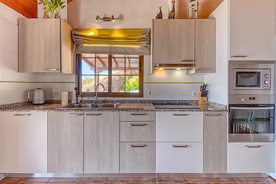 Villa Atardecer – Cocina totalmente equipada con ventana