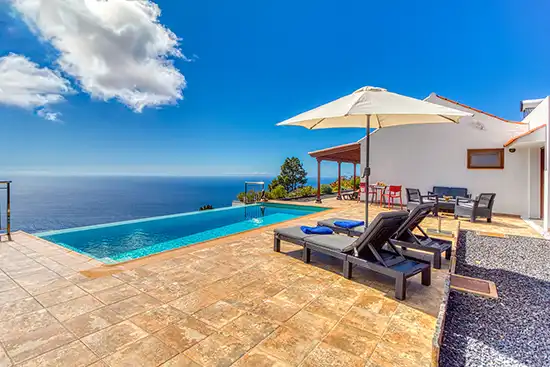 Villa Atardecer – Terraza soleada con piscina y vistas al mar
