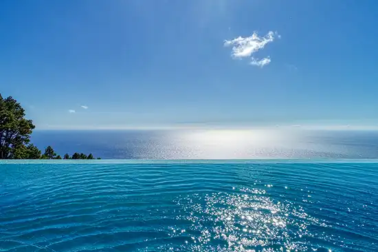 Villa Atardecer – Vista desde la piscina infinita al mar abierto