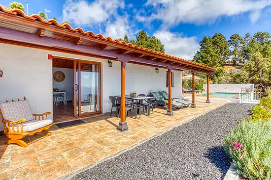Villa Atardecer – Terraza cubierta con comedor exterior